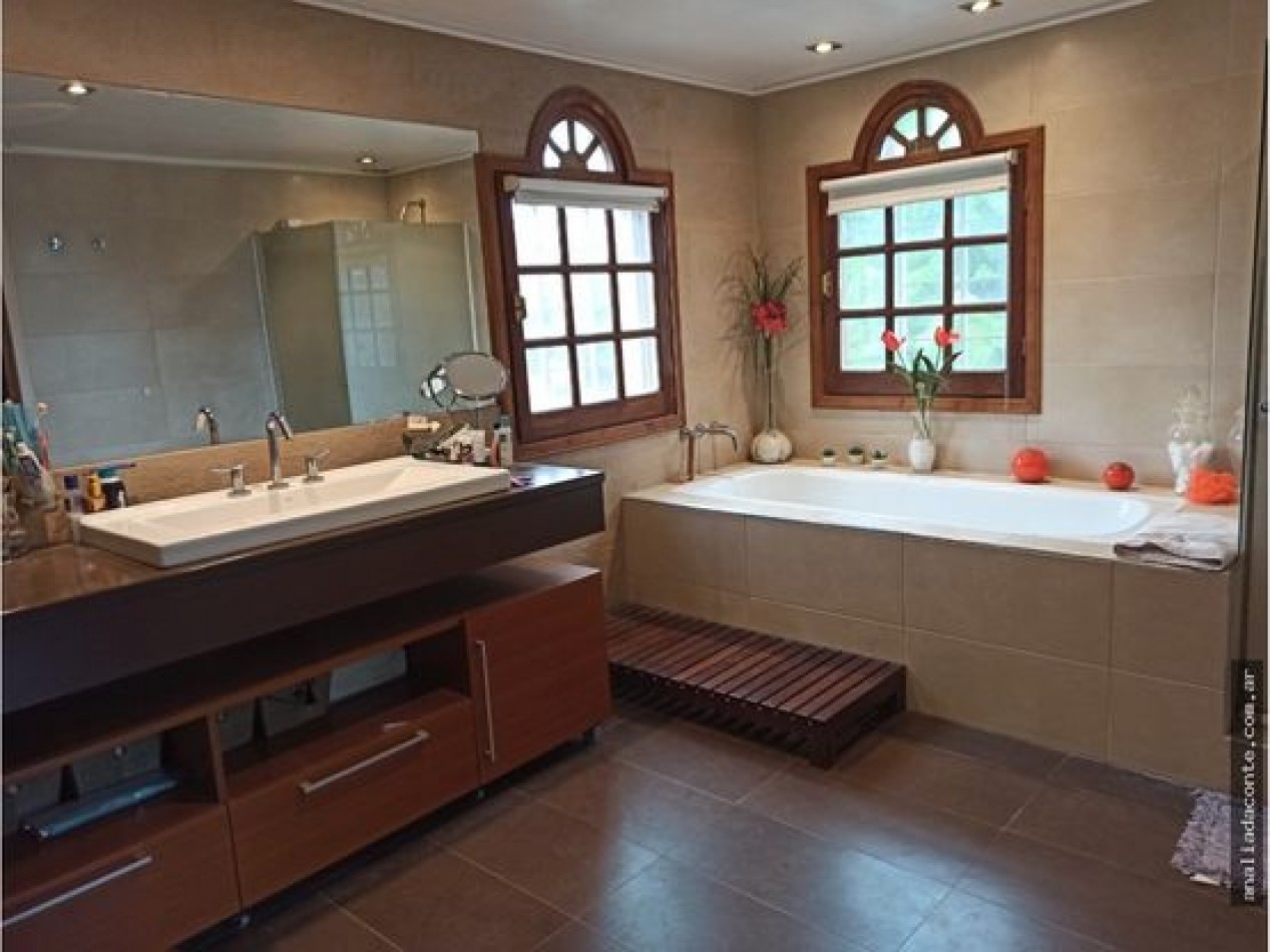 Gran chalet de hermoso diseno. Lote doble parque piscina Aragon 5700