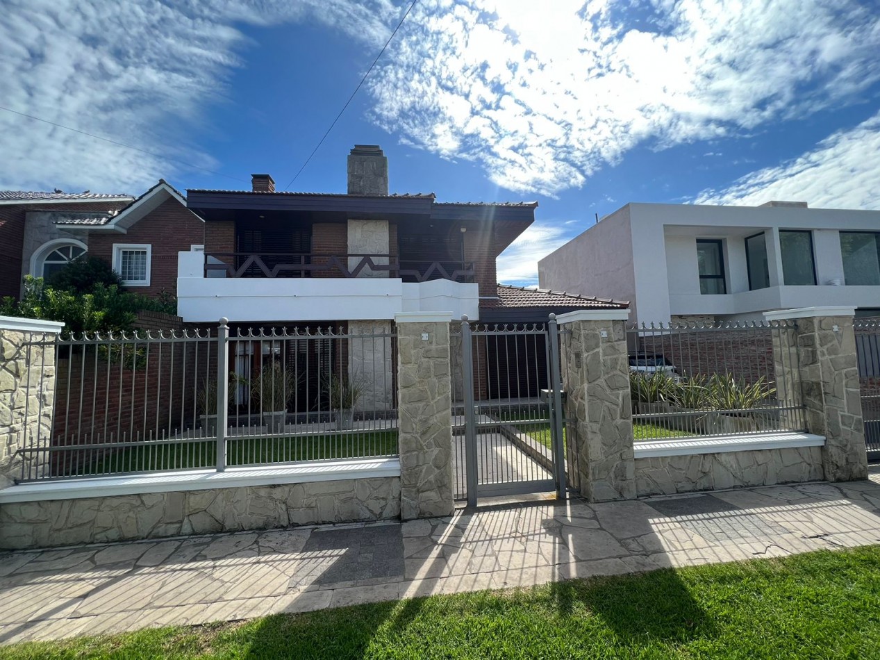 Espectacular chalet 4 amb. Parque. Piscina sobre Avenida Tejedor 1300