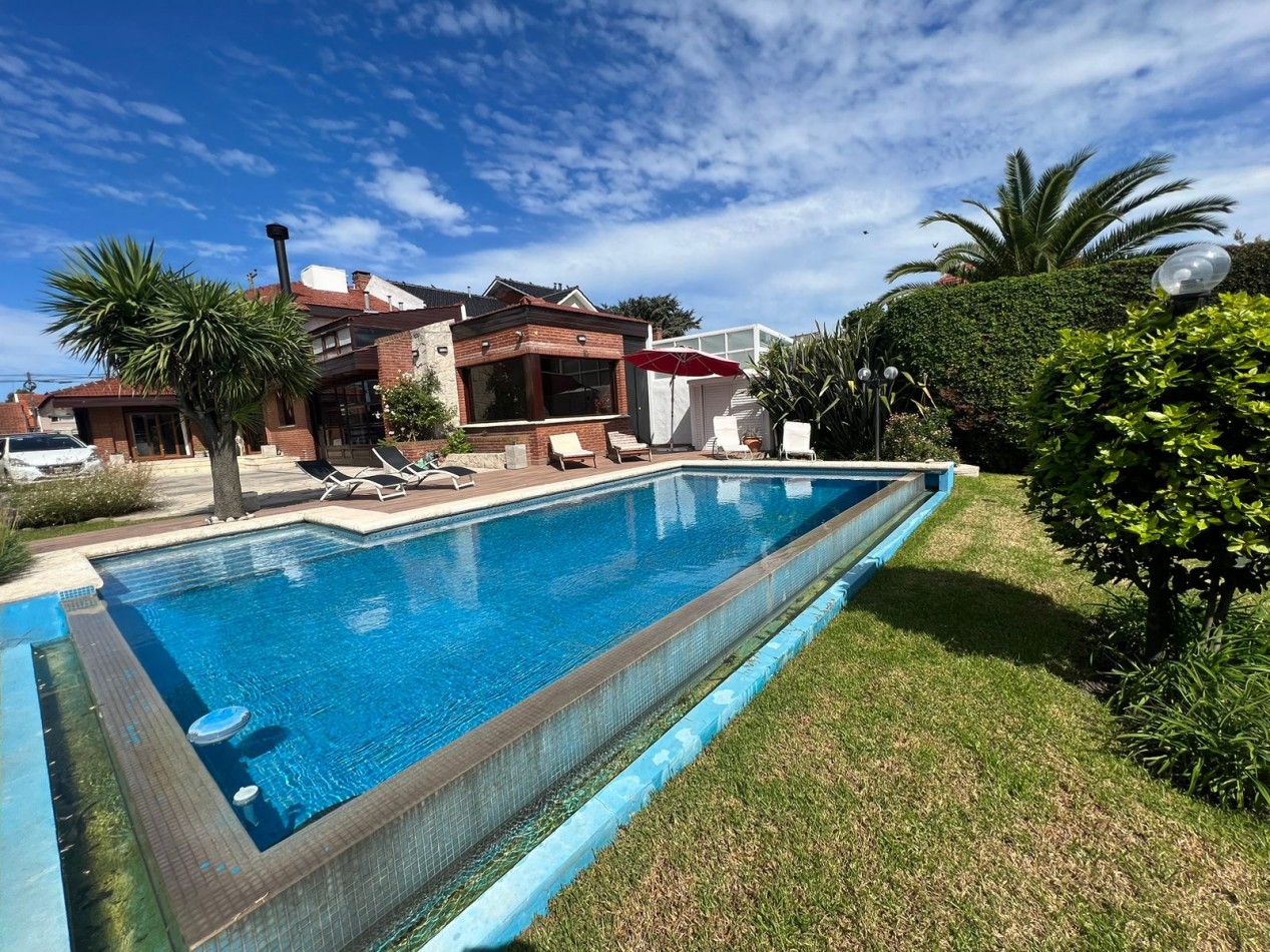 Espectacular chalet 4 amb. Parque. Piscina sobre Avenida Tejedor 1300