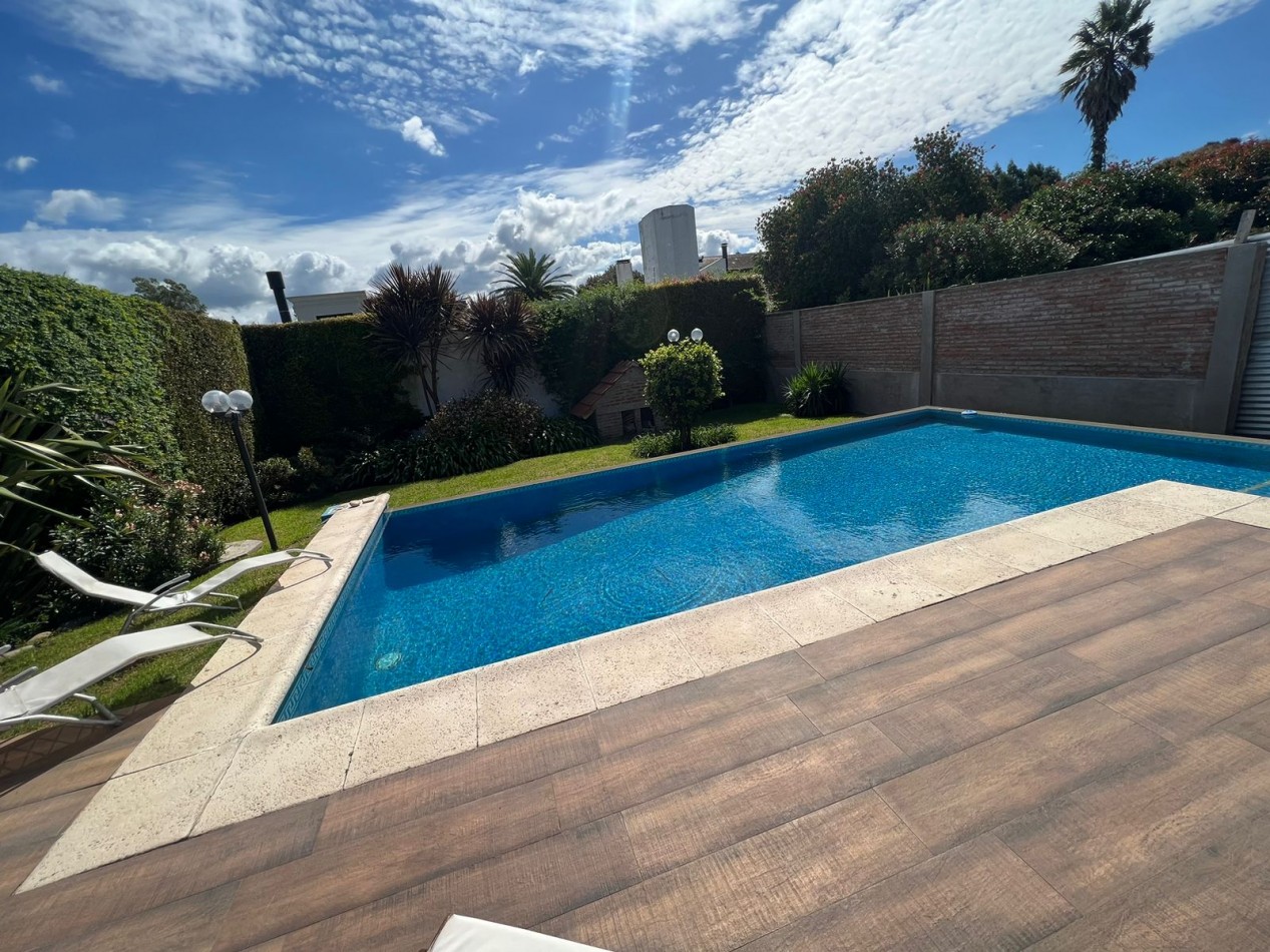 Espectacular chalet 4 amb. Parque. Piscina sobre Avenida Tejedor 1300