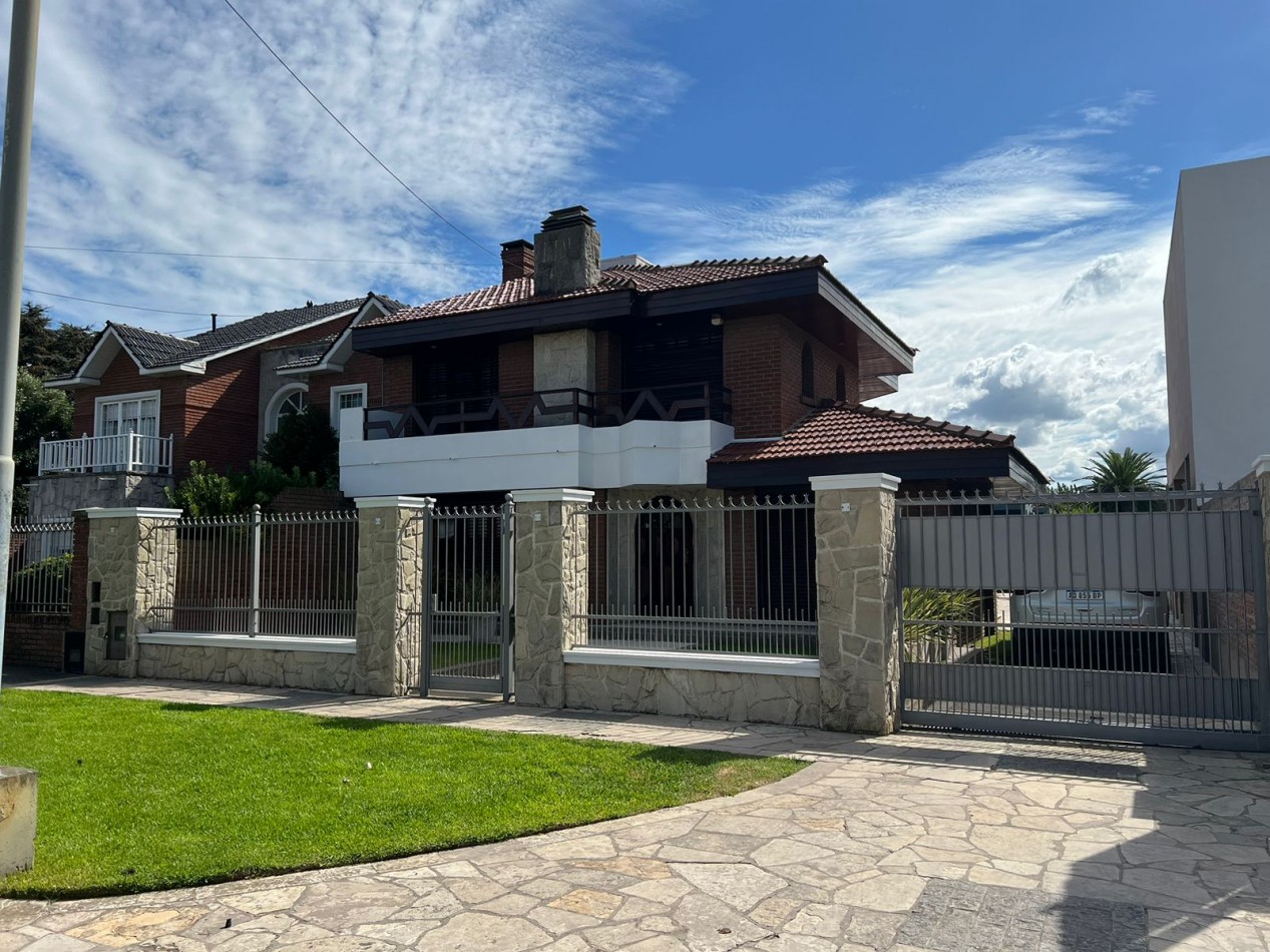 Espectacular chalet 4 amb. Parque. Piscina sobre Avenida Tejedor 1300