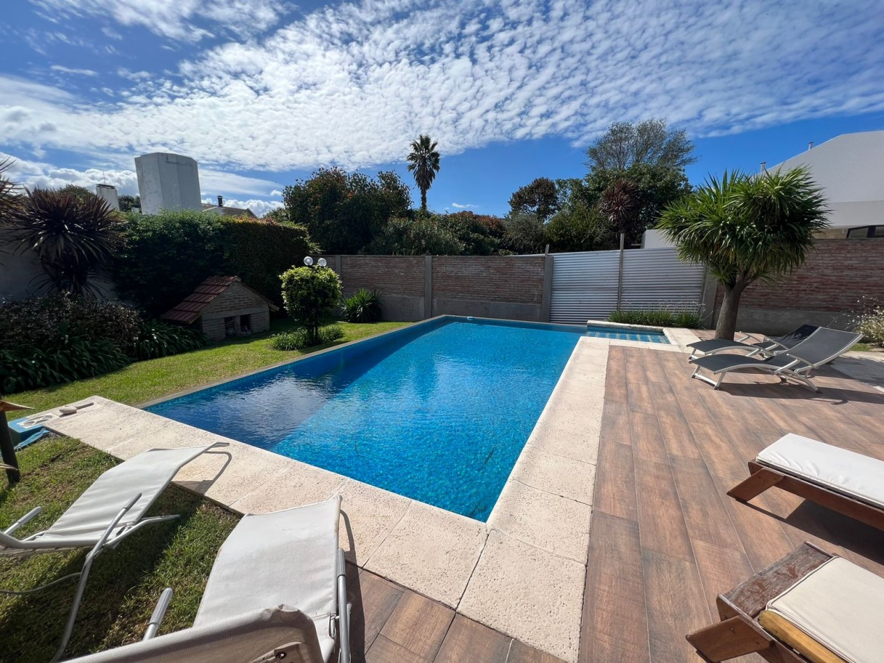 Espectacular chalet 4 amb. Parque. Piscina sobre Avenida Tejedor 1300