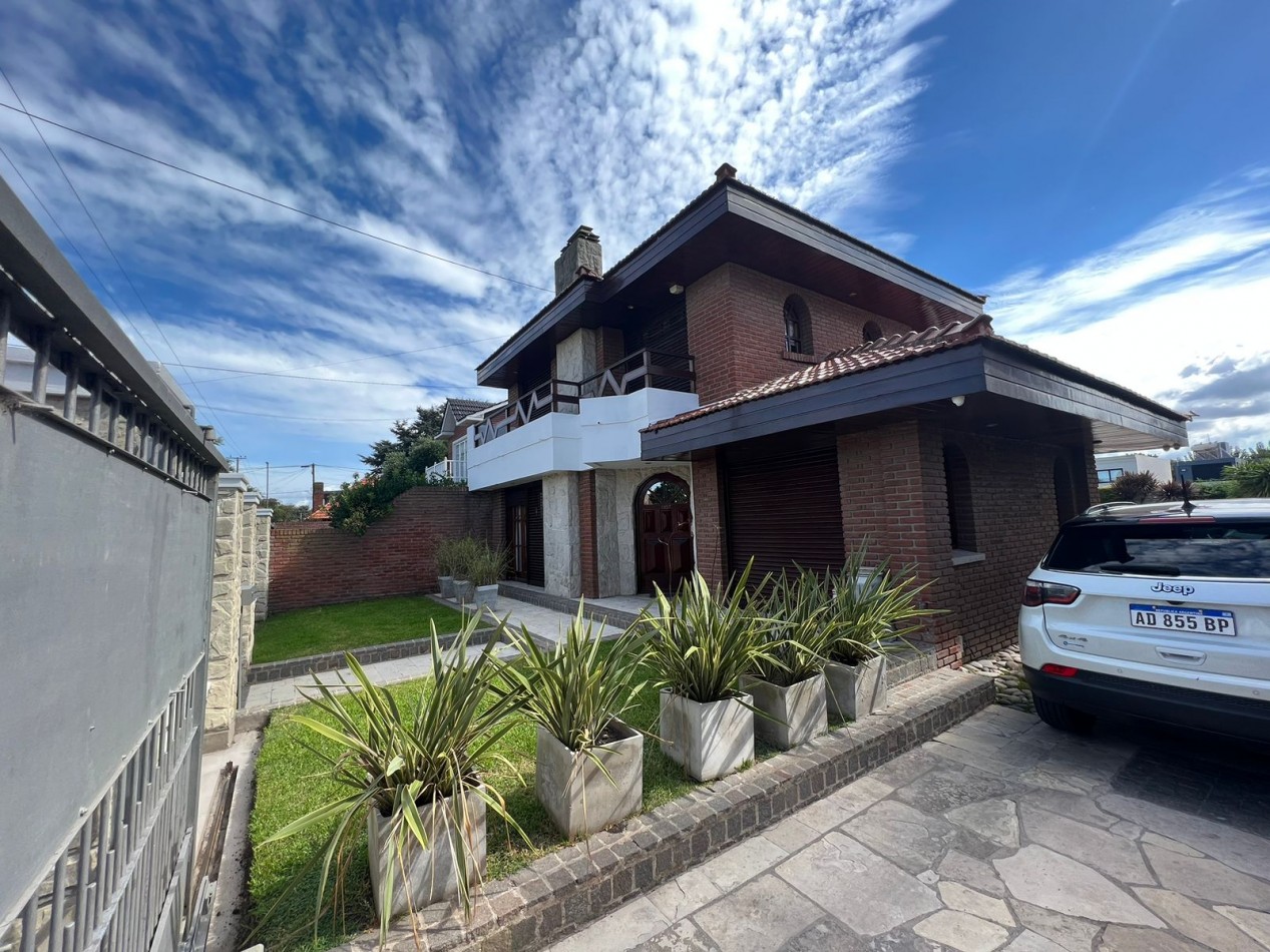 Espectacular chalet 4 amb. Parque. Piscina sobre Avenida Tejedor 1300