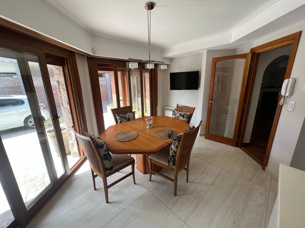 Espectacular chalet 4 amb. Parque. Piscina sobre Avenida Tejedor 1300