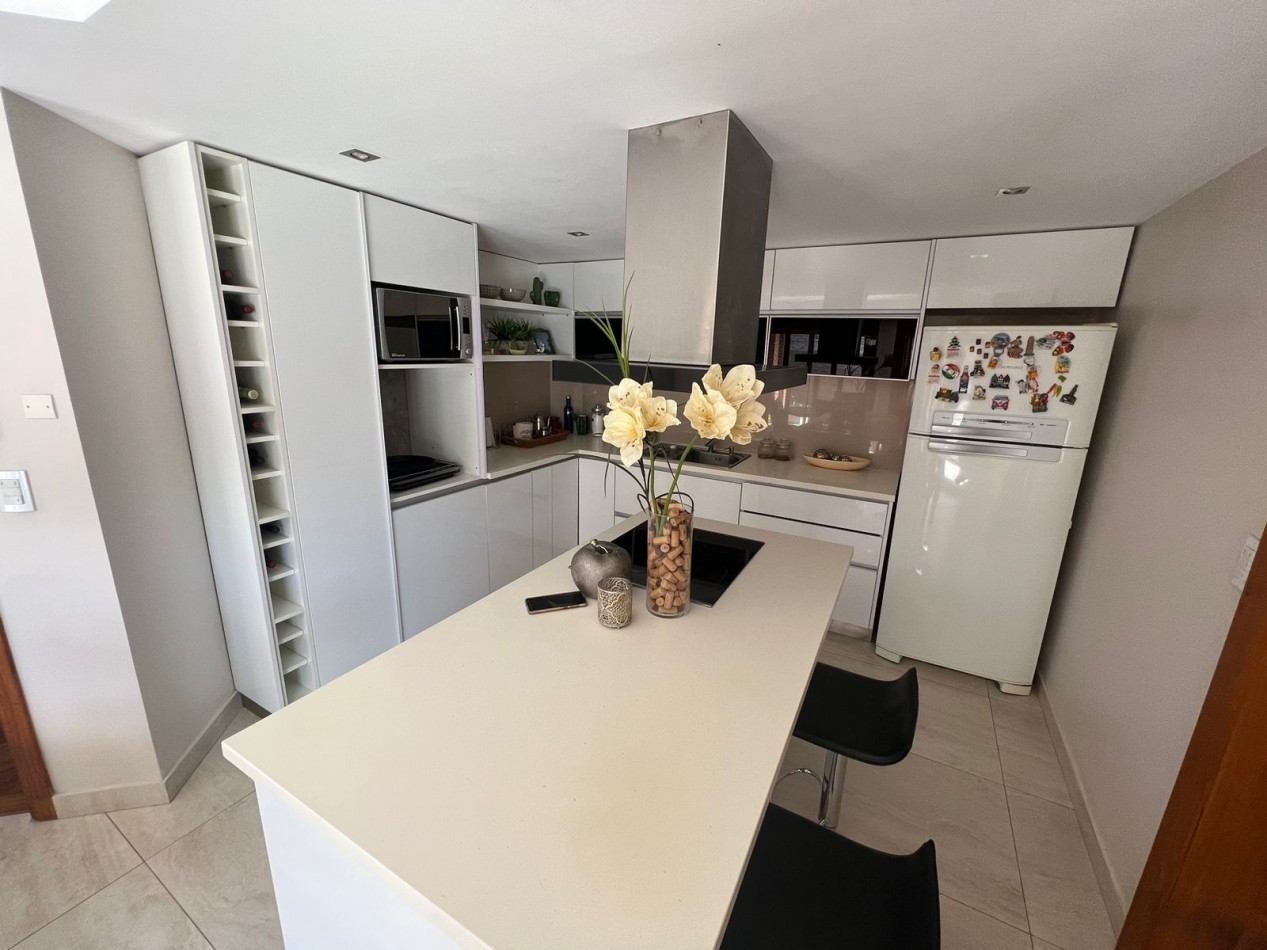 Espectacular chalet 4 amb. Parque. Piscina sobre Avenida Tejedor 1300