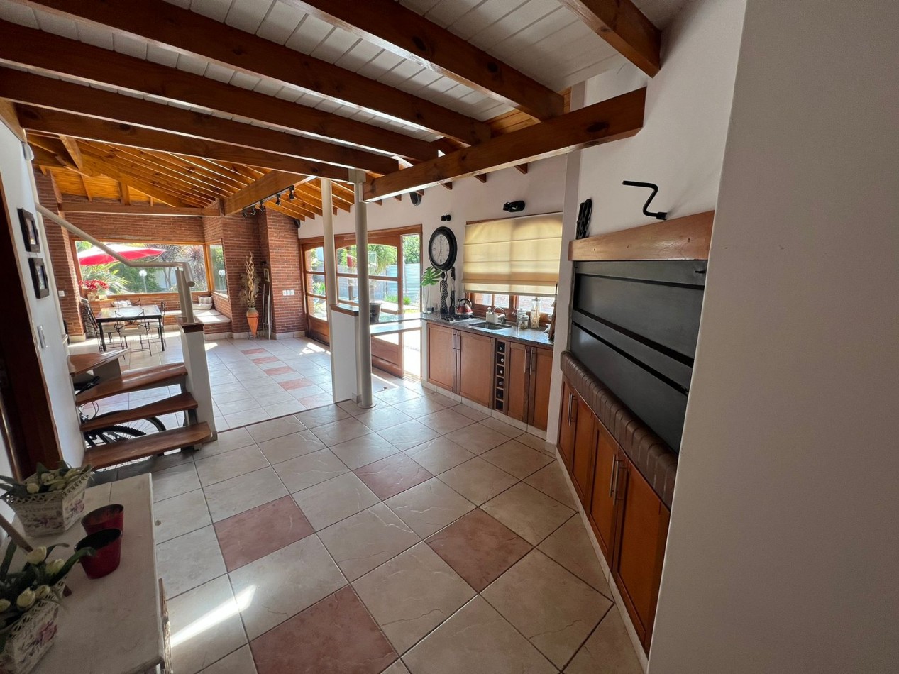 Espectacular chalet 4 amb. Parque. Piscina sobre Avenida Tejedor 1300