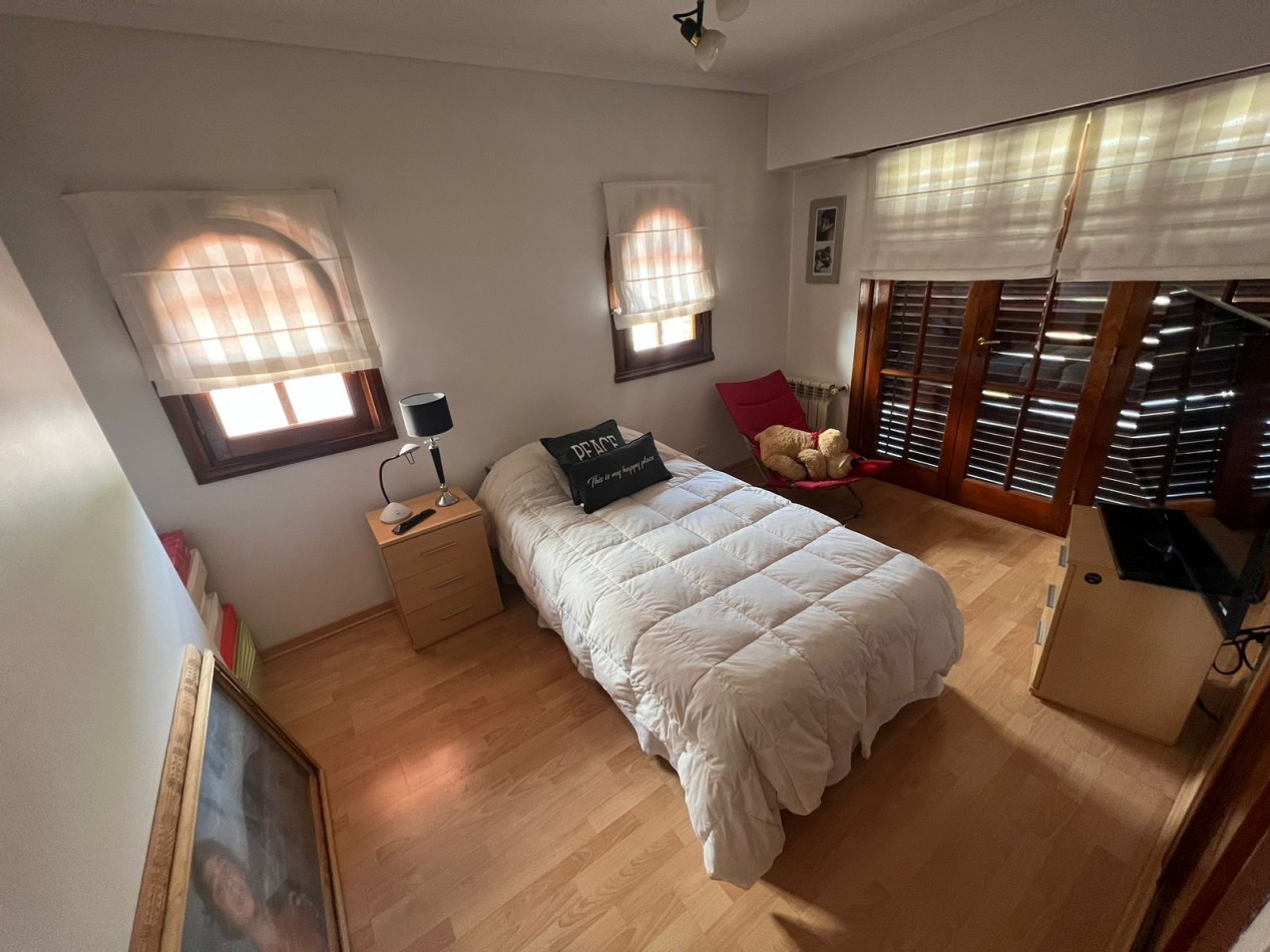 Espectacular chalet 4 amb. Parque. Piscina sobre Avenida Tejedor 1300