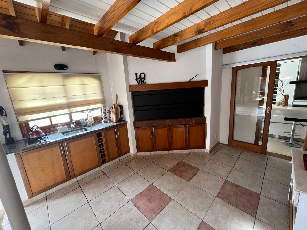 Espectacular chalet 4 amb. Parque. Piscina sobre Avenida Tejedor 1300