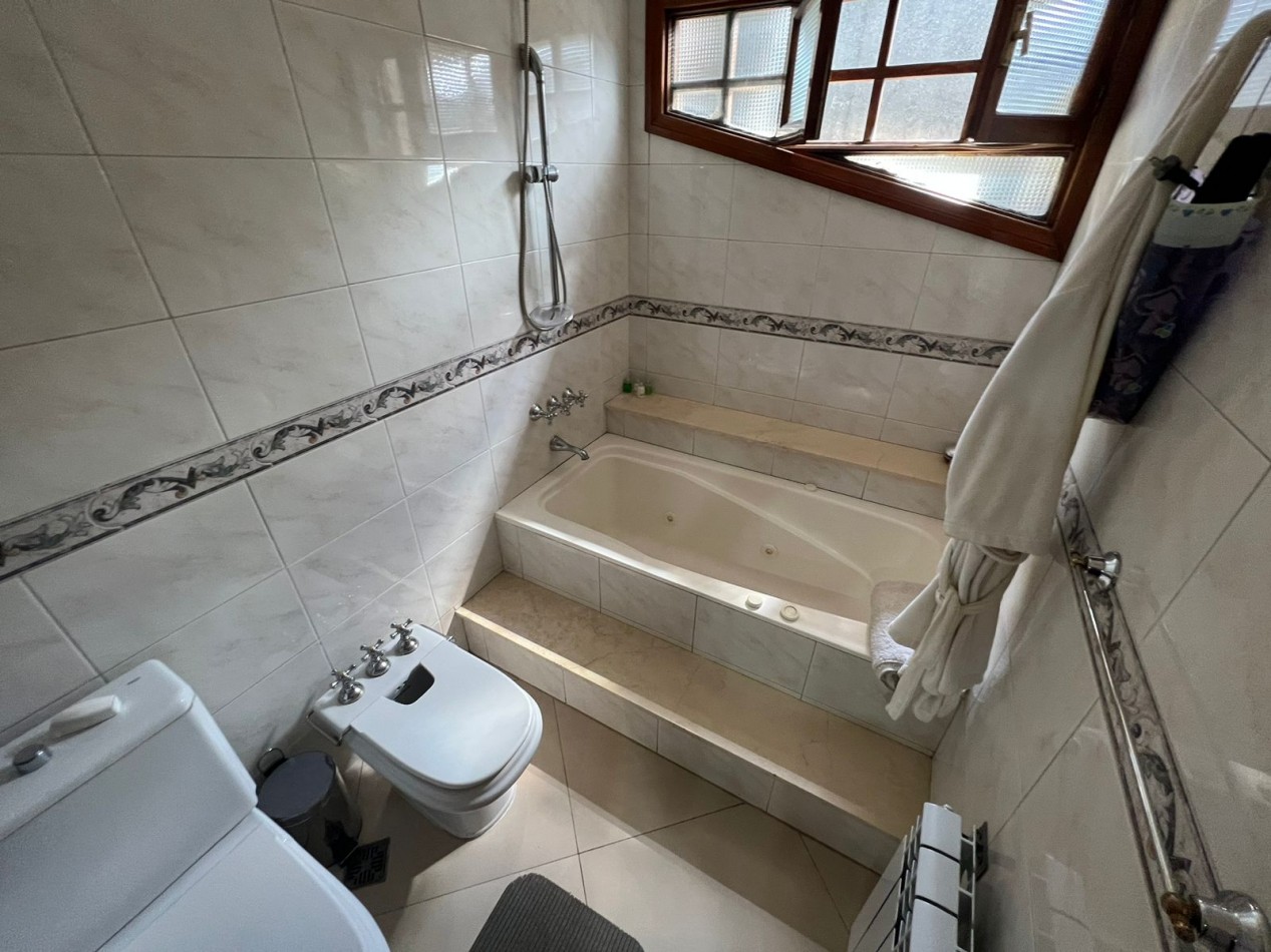 Espectacular chalet 4 amb. Parque. Piscina sobre Avenida Tejedor 1300