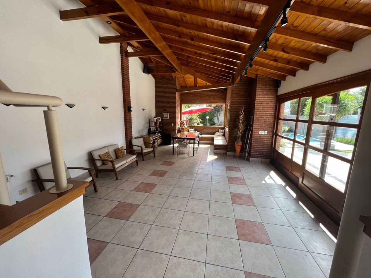 Espectacular chalet 4 amb. Parque. Piscina sobre Avenida Tejedor 1300