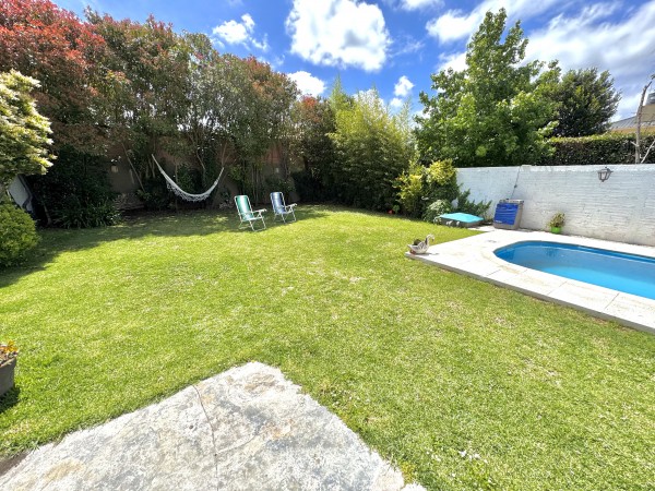 Hermoso chalet 4 amb con parque y piscina en Los pinares