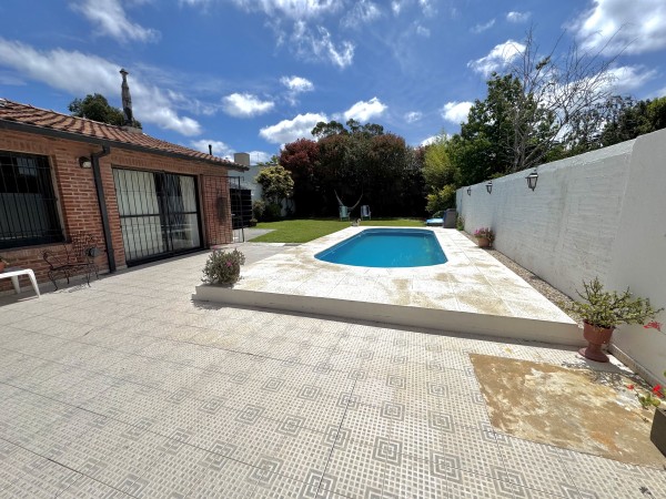 Hermoso chalet 4 amb con parque y piscina en Los pinares