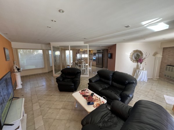 Hermoso chalet 4 amb con parque y piscina en Los pinares