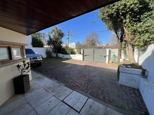 Hermoso chalet 4 amb con parque y piscina en Los pinares