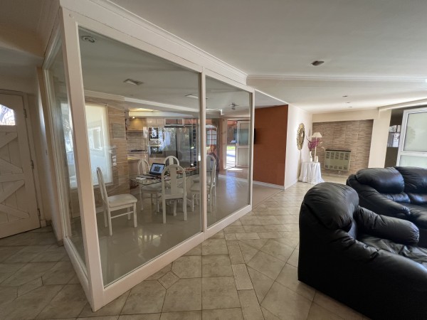 Hermoso chalet 4 amb con parque y piscina en Los pinares