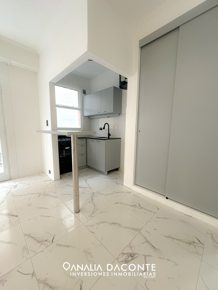 Depto 1 AMB reciclado, a la calle, con balcon en el Centro!