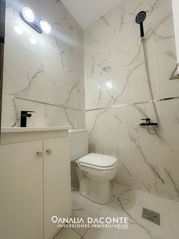 Depto 1 AMB reciclado, a la calle, con balcon en el Centro!