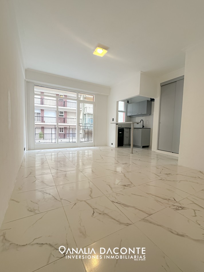 Depto 1 AMB reciclado, a la calle, con balcon en el Centro!