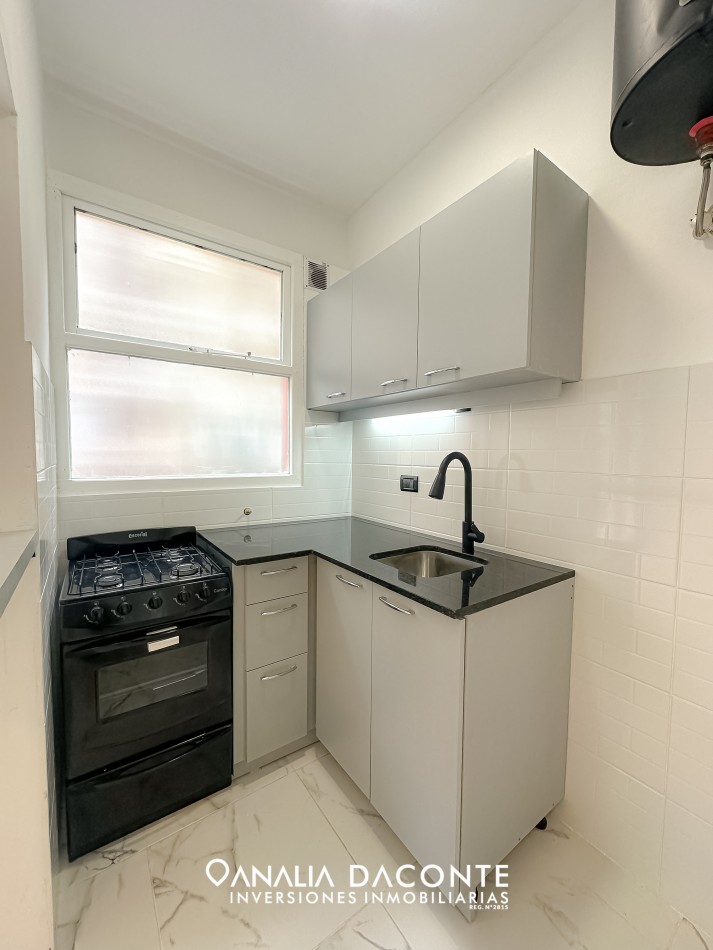 Depto 1 AMB reciclado, a la calle, con balcon en el Centro!