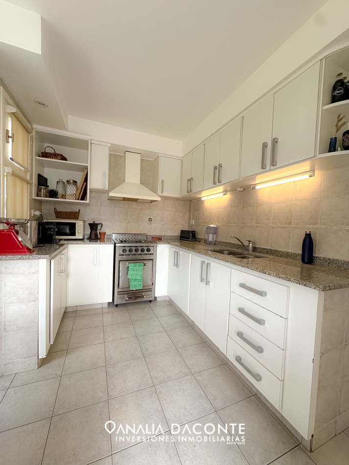 BAJO SU VALOR!! SAN GERONIMO EXCELENTE CHALET CUATRO AMBIENTES, QUINCHO, PARQUE Y PISCINA