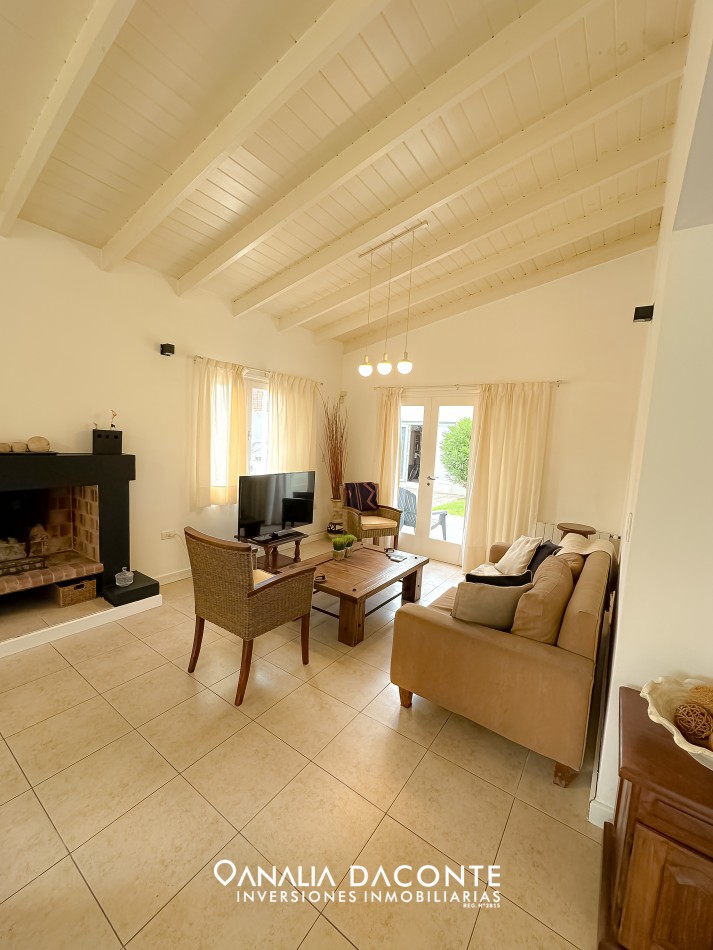 BAJO SU VALOR!! SAN GERONIMO EXCELENTE CHALET CUATRO AMBIENTES, QUINCHO, PARQUE Y PISCINA