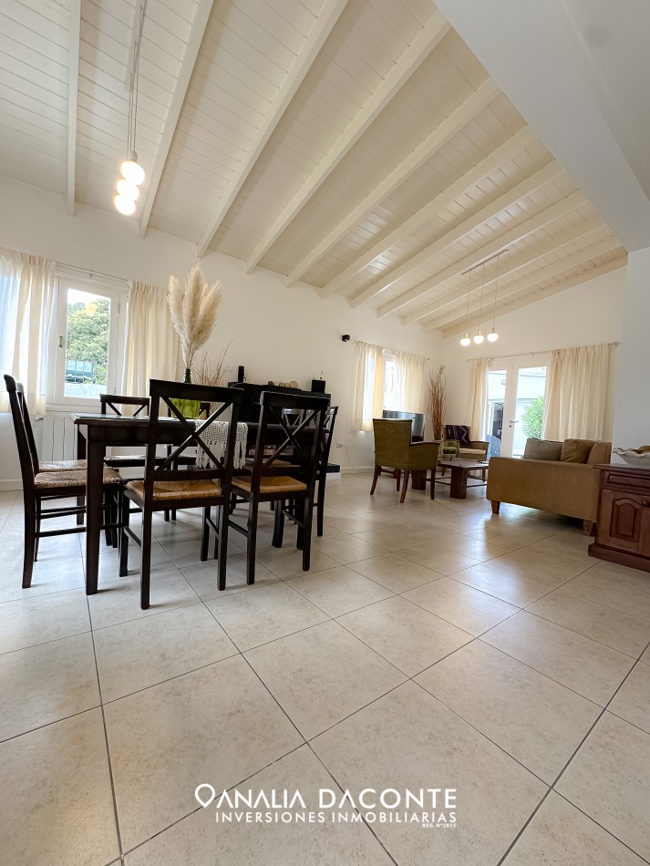 BAJO SU VALOR!! SAN GERONIMO EXCELENTE CHALET CUATRO AMBIENTES, QUINCHO, PARQUE Y PISCINA