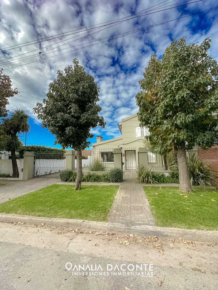 BAJO SU VALOR!! SAN GERONIMO EXCELENTE CHALET CUATRO AMBIENTES, QUINCHO, PARQUE Y PISCINA