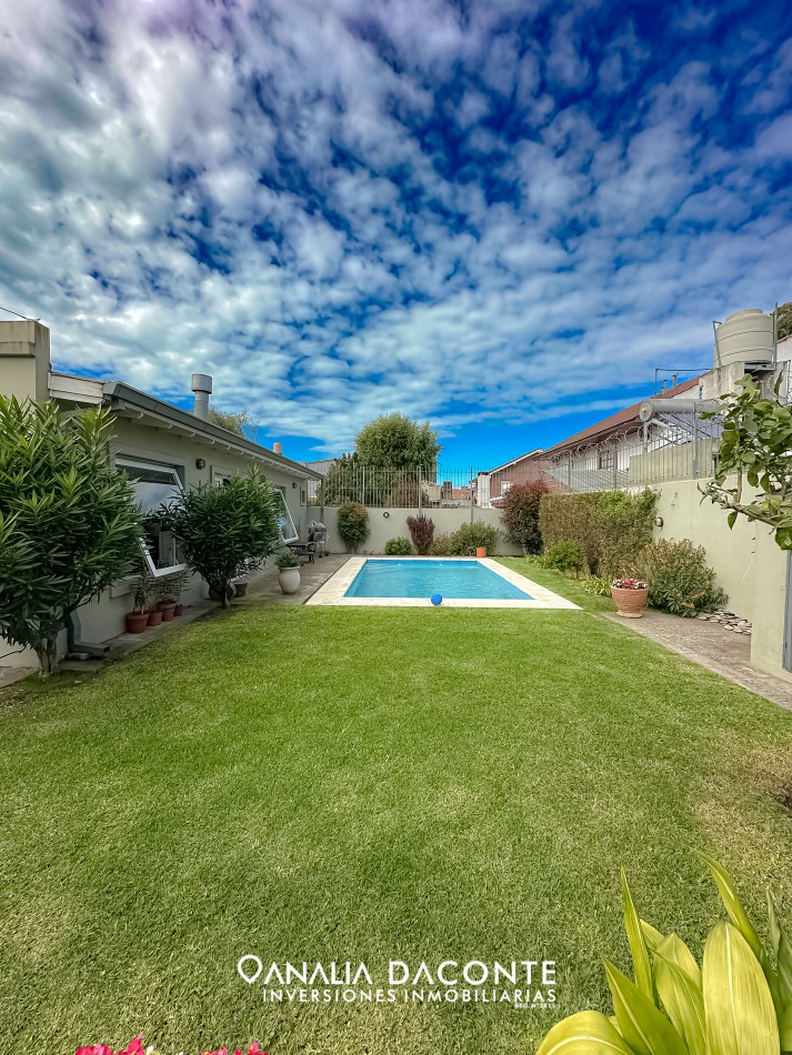 BAJO SU VALOR!! SAN GERONIMO EXCELENTE CHALET CUATRO AMBIENTES, QUINCHO, PARQUE Y PISCINA