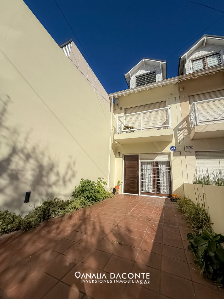 Duplex 5 amb con jardin y cochera en Villa Primera