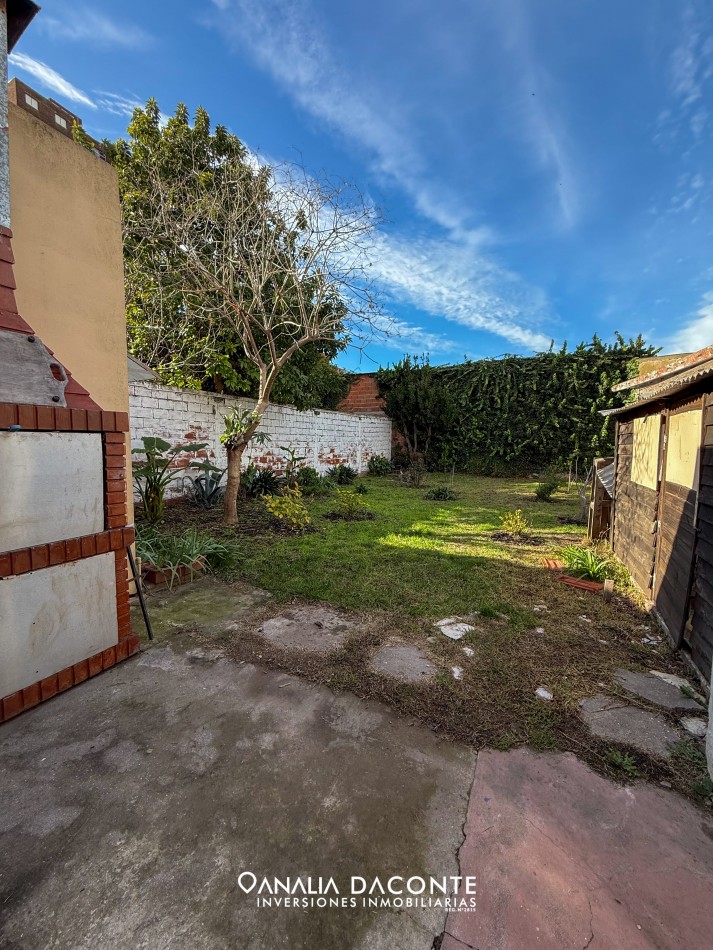 Chalet 3 amb con jardin, depto 2 amb y local a la calle Villa Primera