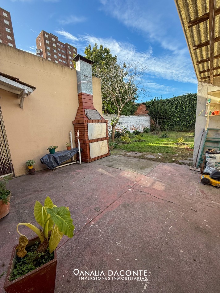 Chalet 3 amb con jardin, depto 2 amb y local a la calle Villa Primera