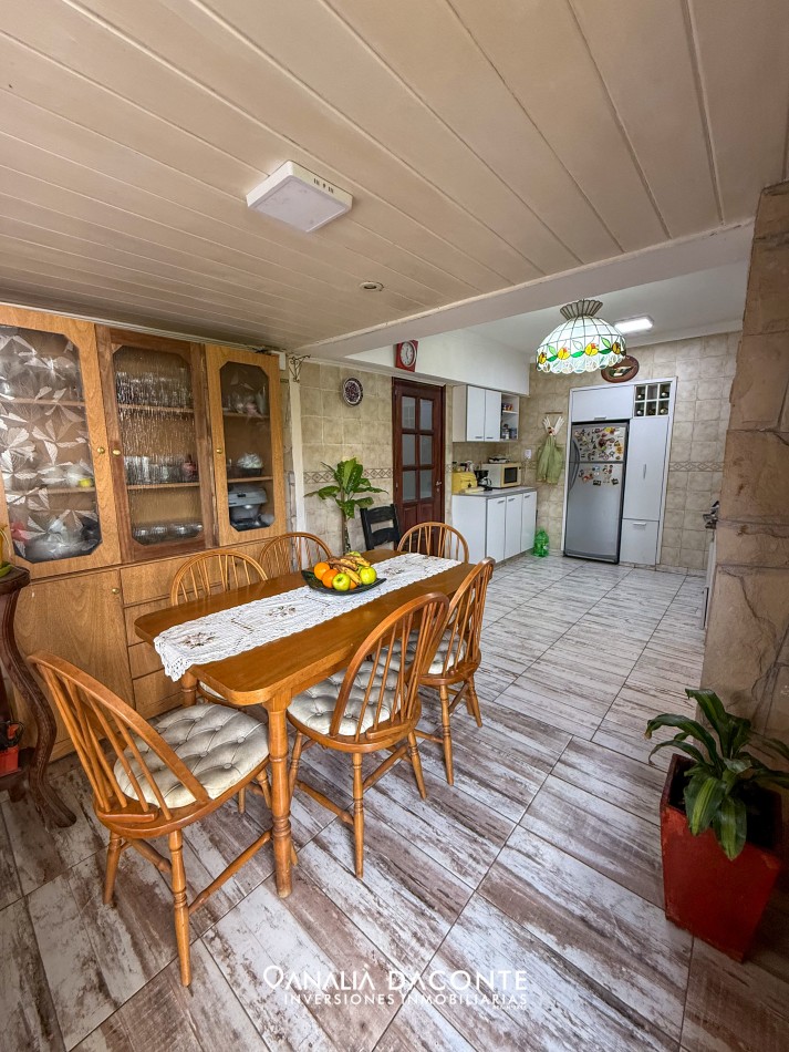 Chalet 3 amb con jardin, depto 2 amb y local a la calle Villa Primera