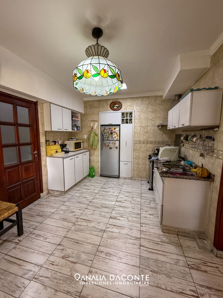 Chalet 3 amb con jardin, depto 2 amb y local a la calle Villa Primera