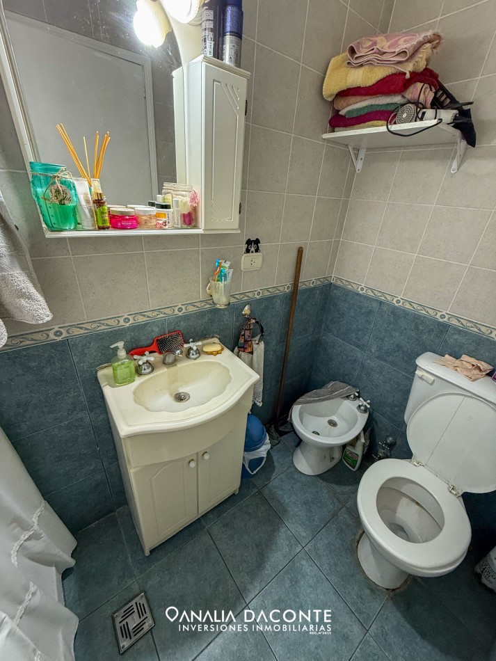 Chalet 3 amb con jardin, depto 2 amb y local a la calle Villa Primera