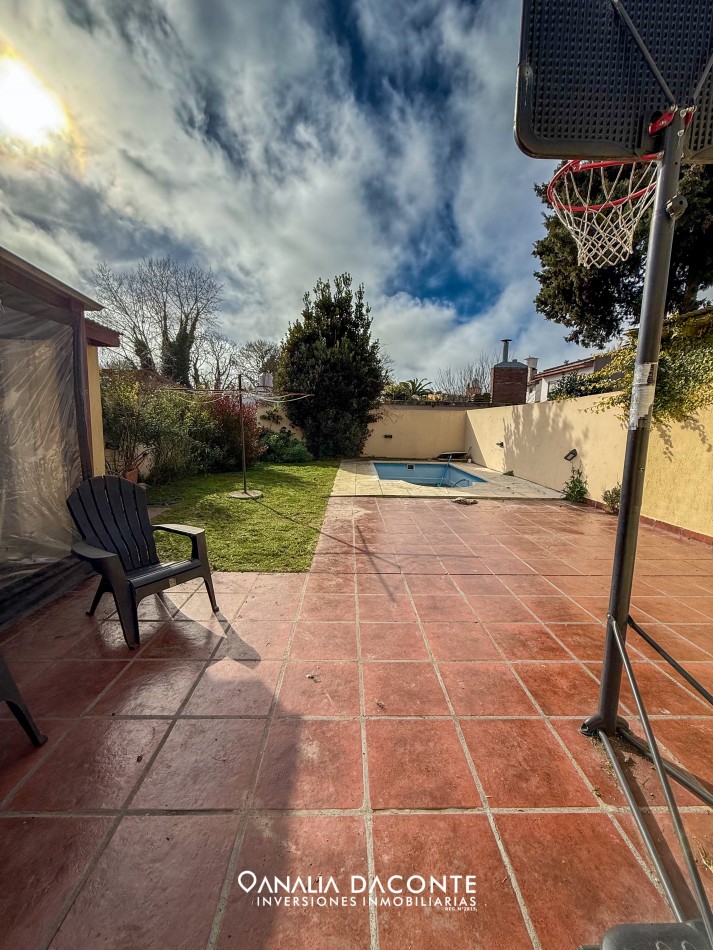 Chalet 4 amb moderno con garage y parque con piscina en Los Pinares