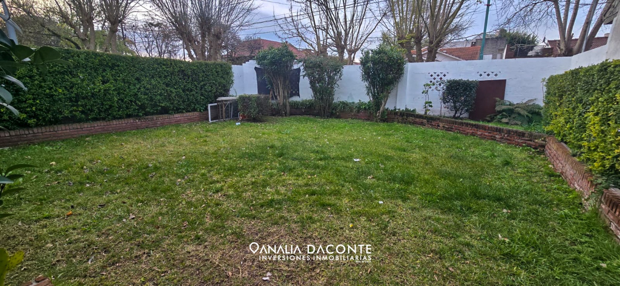 BAJO SU VALOR! Chalet 3 amb con jardin y garage en Parque Luro