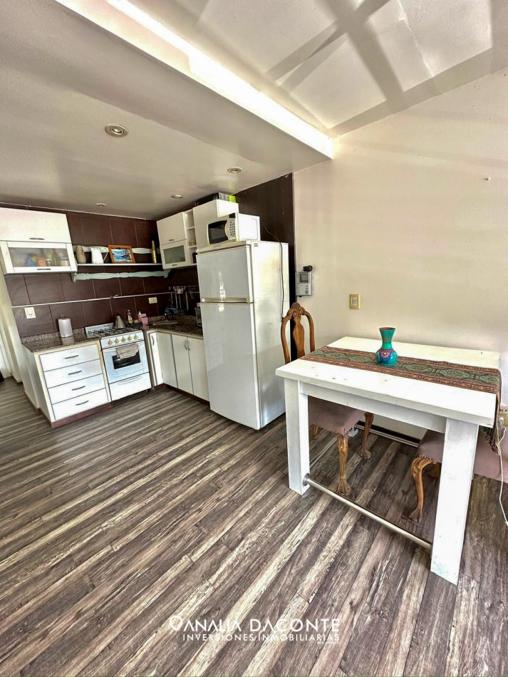 Local a la calle con departamento 2 ambientes en Los Pinares