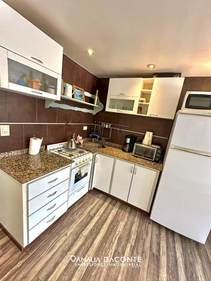 Local a la calle con departamento 2 ambientes en Los Pinares