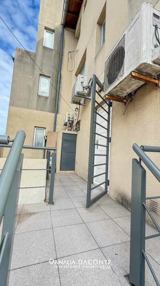 Local a la calle con departamento 2 ambientes en Los Pinares