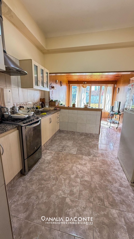 Gran chalet de 5 amb, parque y garage en barrio La Perla