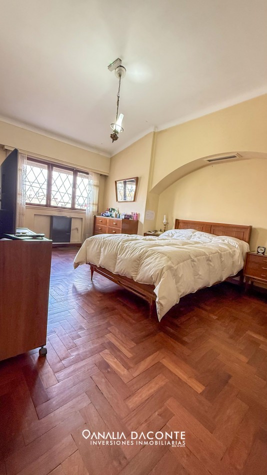 Gran chalet de 5 amb, parque y garage en barrio La Perla