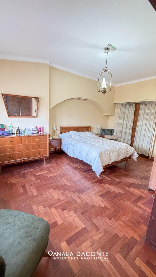 Gran chalet de 5 amb, parque y garage en barrio La Perla