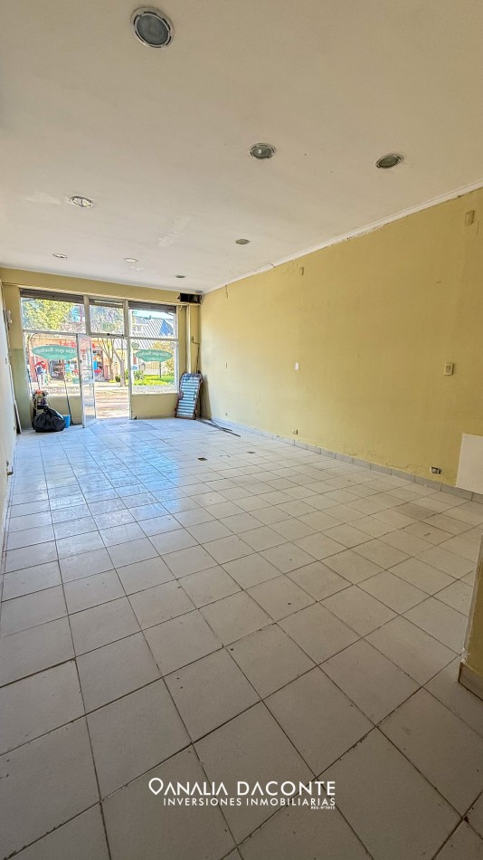 Local a la calle en zona comercial en Los Pinares