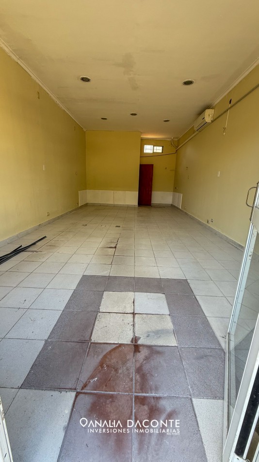 Local a la calle en zona comercial en Los Pinares