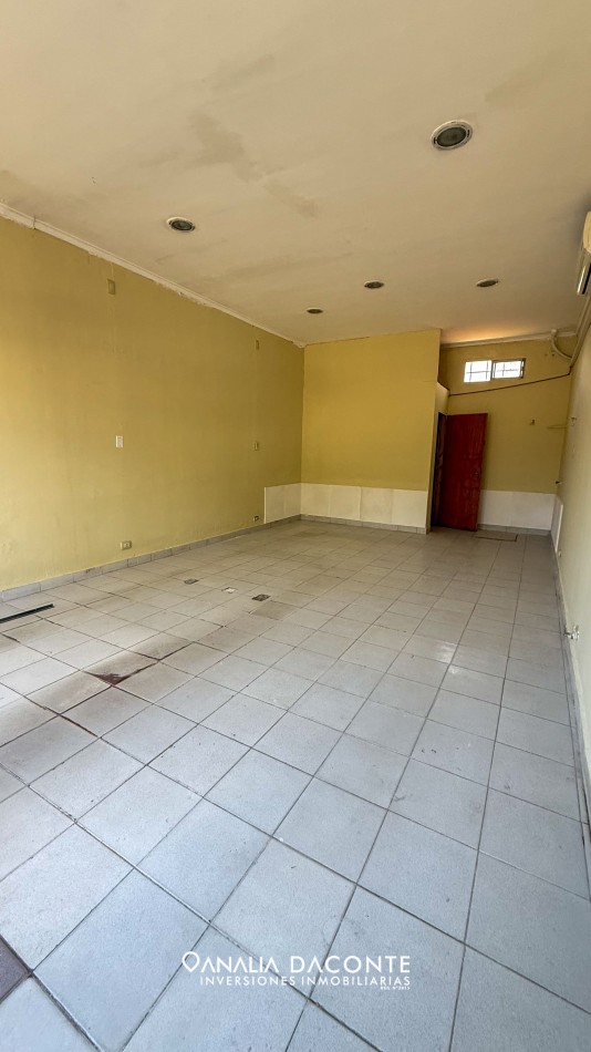 Local a la calle en zona comercial en Los Pinares