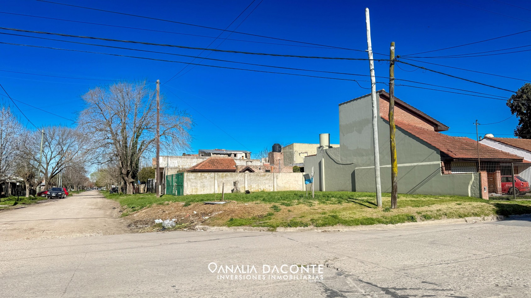 Lote de 208 m2 en hermosa esquina de barrio Los Pinares