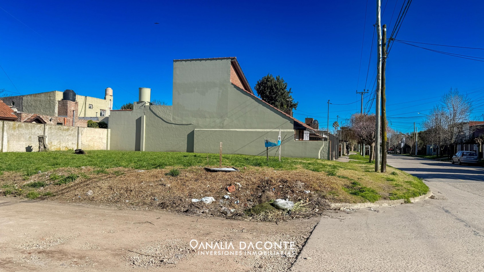 Lote de 208 m2 en hermosa esquina de barrio Los Pinares