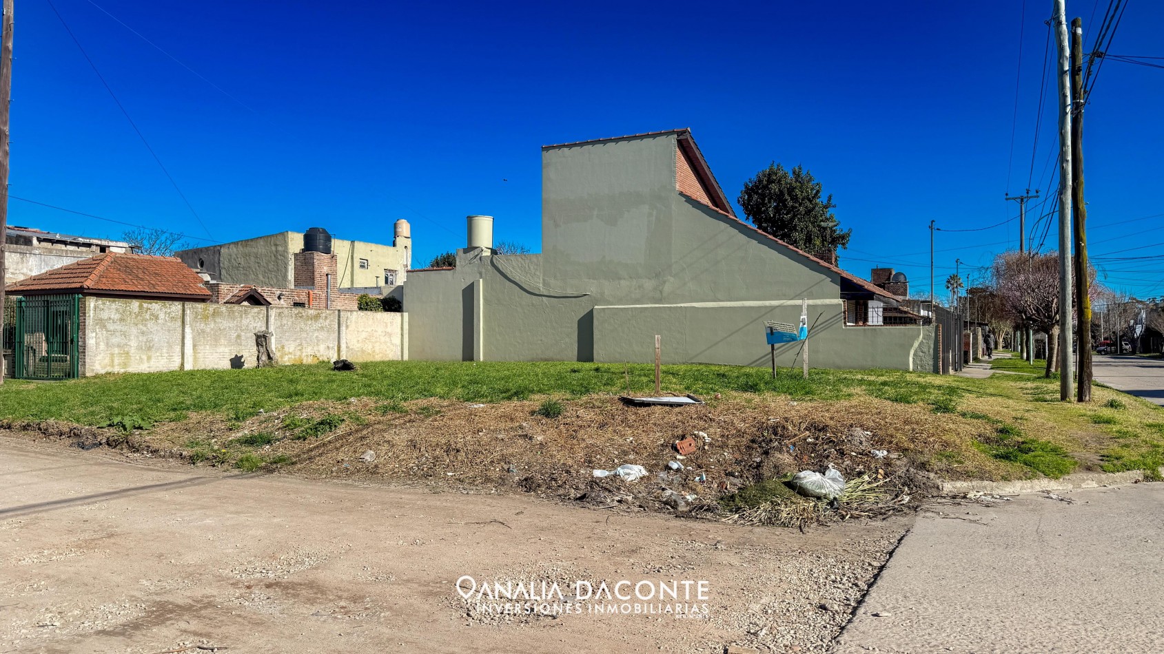 Lote de 208 m2 en hermosa esquina de barrio Los Pinares