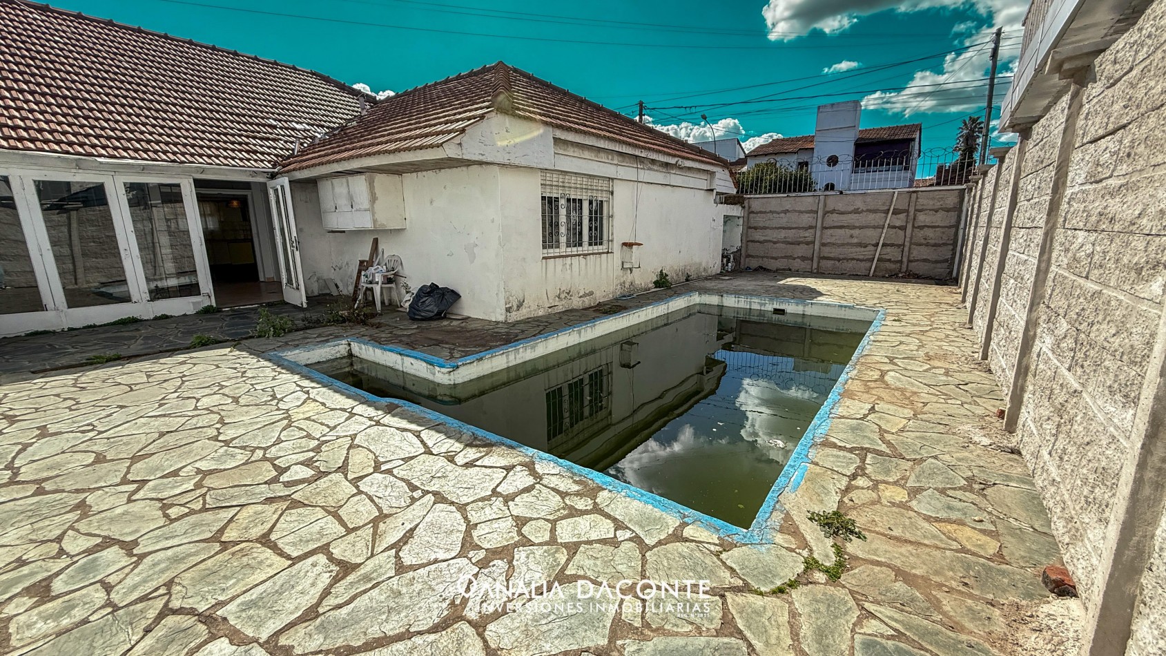 Bajo su valor!!! chalet 4 amb con garage y piscina,  en lo mejor del barrio Constitucion