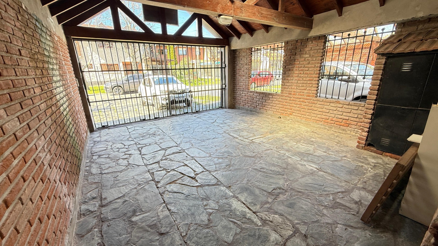 DUPLEX 4 AMBIENTES CON PARQUE Y QUINCHO EN SAN JERONIMO